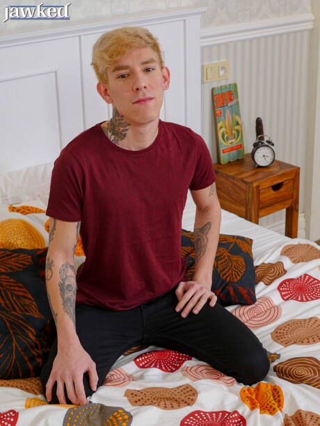 拉丁小男孩Roman Capellini脫光衣服，露出漂亮的臀部