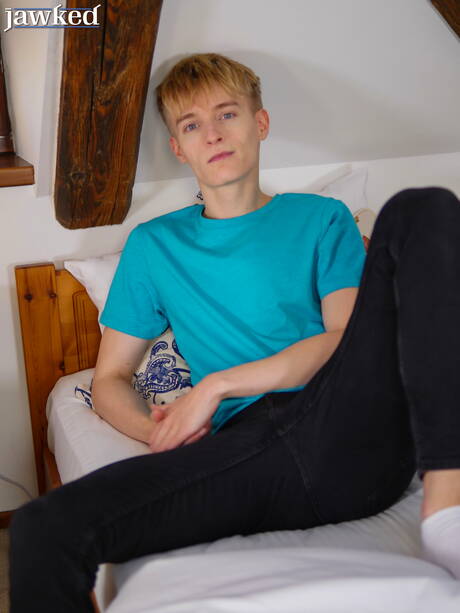 Der junge Marcel Boyle posiert nackt und zeigt seinen knackigen Hintern