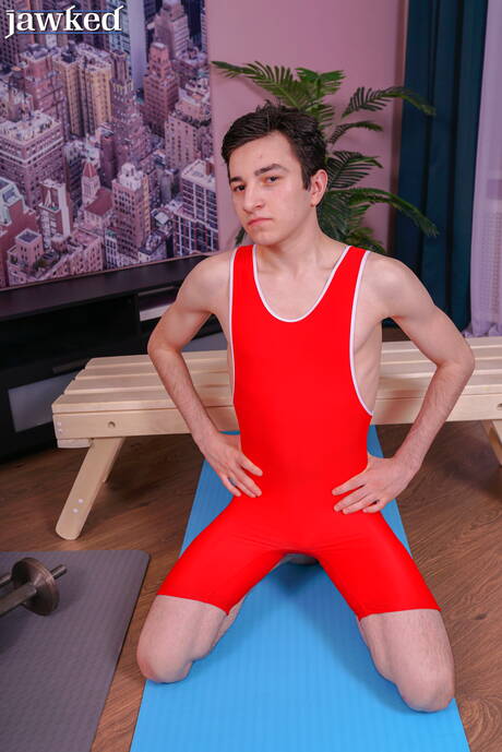 Młody koleś Alpan Stone bawi się penisem