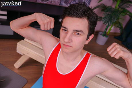 Młody koleś Alpan Stone bawi się penisem