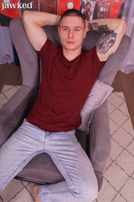 Twink Ivan Kolos bawi się penisem