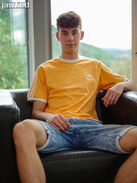 Hete twink Tom Connor poseert naakt en laat zijn strakke kont zien