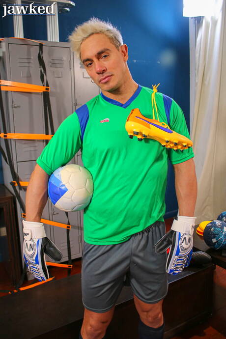 粗壯的Santino Fausto赤身裸體，露出性感的臀部