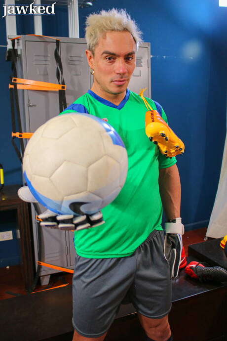 粗壯的Santino Fausto赤身裸體，露出性感的臀部