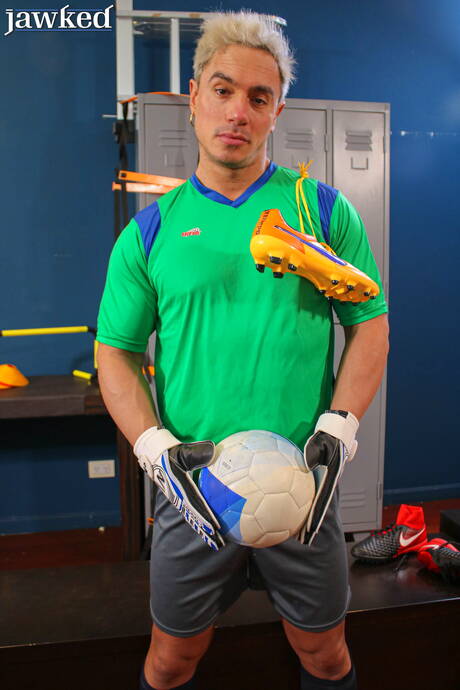 粗壯的Santino Fausto赤身裸體，露出性感的臀部