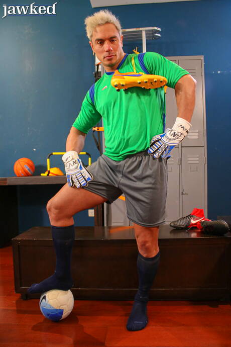 粗壯的Santino Fausto赤身裸體，露出性感的臀部