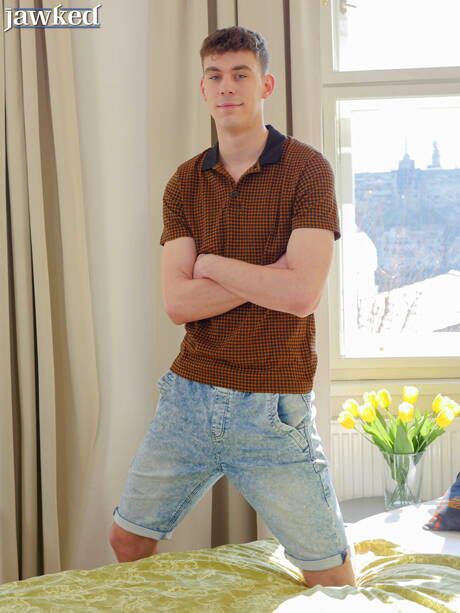 Twink Tom Connor kleedt zich uit en laat zijn hete kont zien