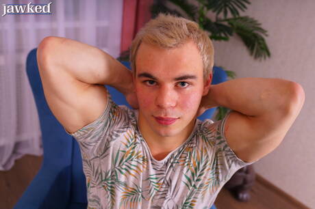 Starker Bulle Max Royse zeigt einen starken Körper