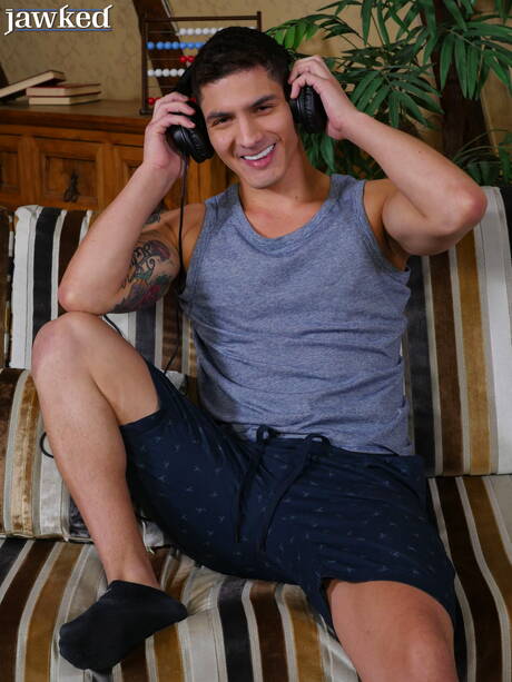 Der harte kolumbianische Kerl Bastian Karim zieht sich aus und zeigt seinen Hintern