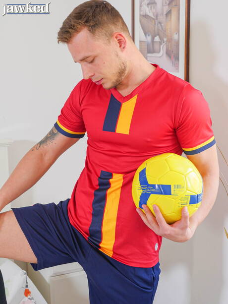 El guapo checo Florian Mraz posa desnudo y muestra su bonito trasero.