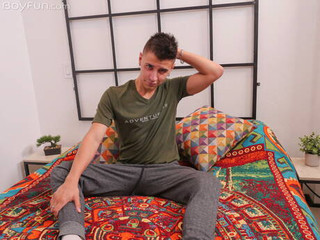 Der bullige Angel Santi zieht sich aus und zeigt seinen knackigen Hintern