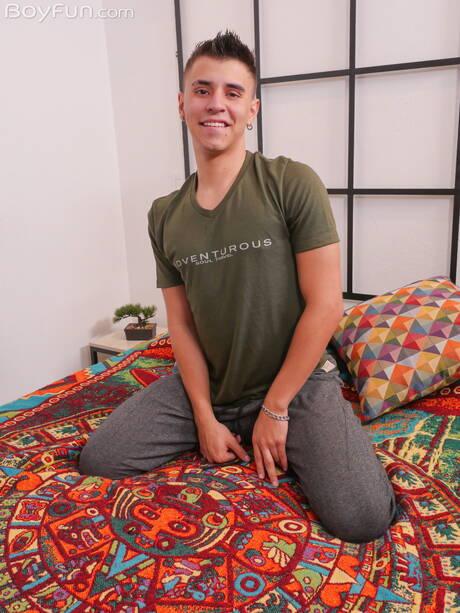 Der bullige Angel Santi zieht sich aus und zeigt seinen knackigen Hintern