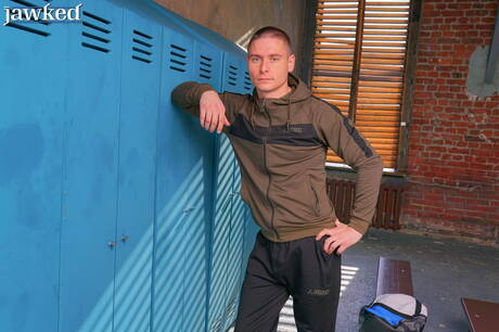 Der gut gebaute Ivan Kolos neckt seinen Schwanz