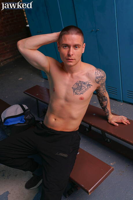 Der gut gebaute Ivan Kolos neckt seinen Schwanz