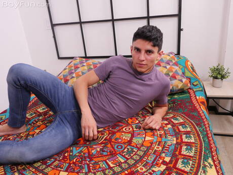 Der lateinamerikanische Superhengst Joaquin Santana posiert nackt und zeigt seinen knackigen Hintern