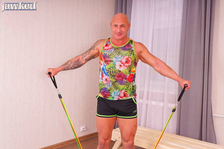 Bodybuilder Den Fitness speelt met pik