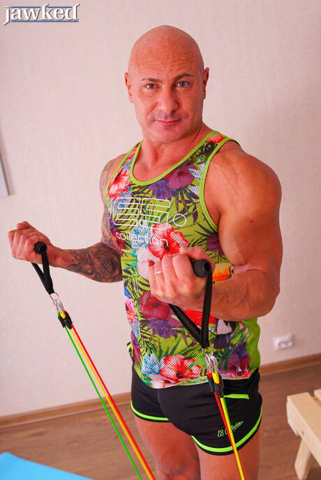 Bodybuilder Den Fitness speelt met pik