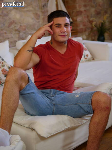 Der lateinamerikanische Superhengst Bobby Hall zieht sich aus und zeigt seinen knackigen Hintern