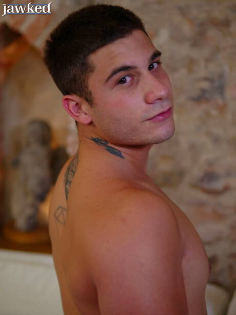 O super garanhão latino Bobby Hall se despindo e mostrando o bumbum durinho