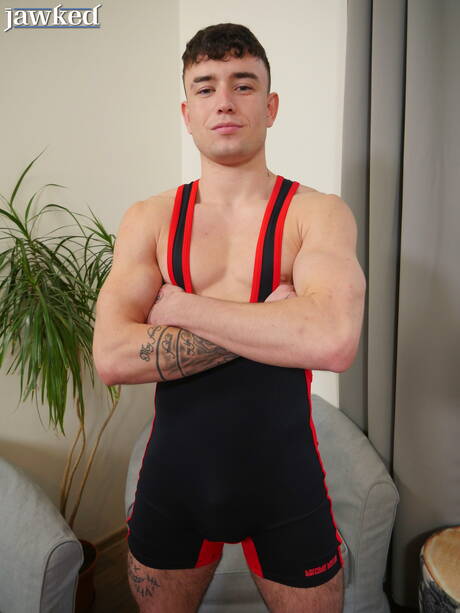 捷克硬漢西蒙貝斯特脫光衣服，露出性感的屁股