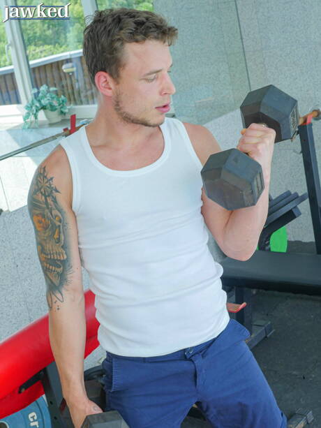 El guapo checo Florian Mraz se desnuda y muestra su culo caliente