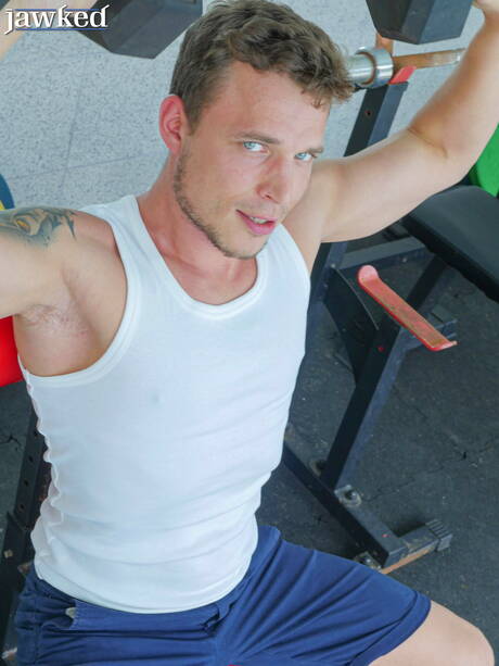 El guapo checo Florian Mraz se desnuda y muestra su culo caliente