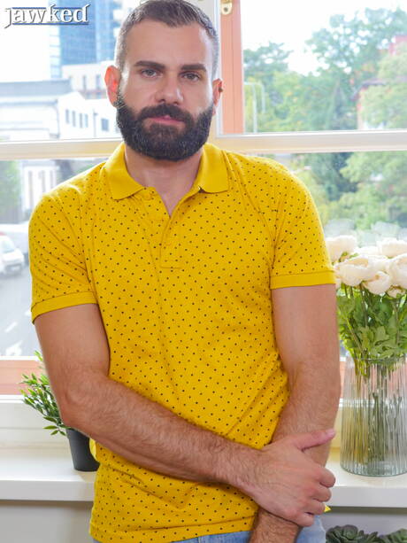 Der italienische Muskelprotz Wolf Rayet posiert nackt und zeigt seinen Hintern