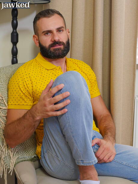 Der italienische Muskelprotz Wolf Rayet posiert nackt und zeigt seinen Hintern