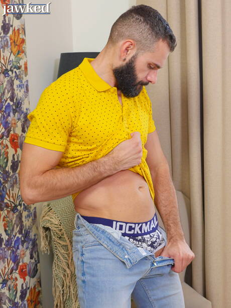 Der italienische Muskelprotz Wolf Rayet posiert nackt und zeigt seinen Hintern