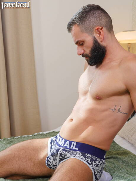 Der italienische Muskelprotz Wolf Rayet posiert nackt und zeigt seinen Hintern