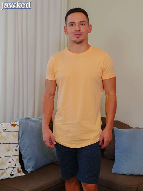 Touro latino Stephen Angel posando nu e mostrando uma bela bunda