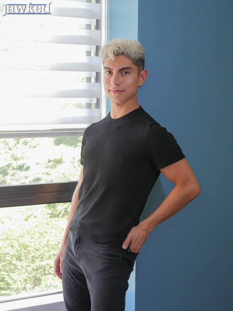 Der lateinamerikanische Superhengst Alfonso Osnaya posiert nackt und zeigt seinen Arsch