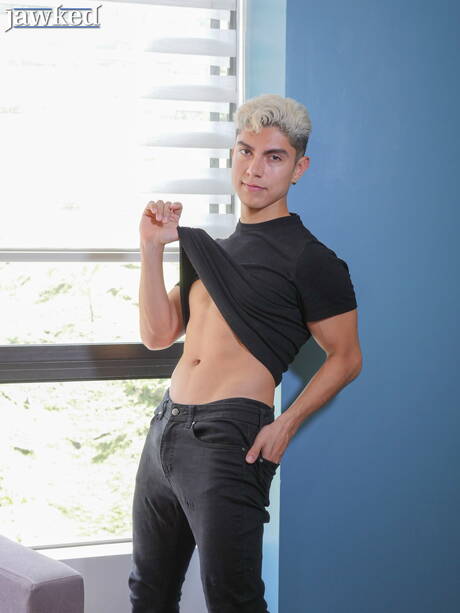 Der lateinamerikanische Superhengst Alfonso Osnaya posiert nackt und zeigt seinen Arsch