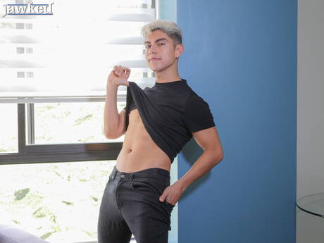 Der lateinamerikanische Superhengst Alfonso Osnaya posiert nackt und zeigt seinen Arsch