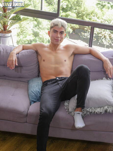 Der lateinamerikanische Superhengst Alfonso Osnaya posiert nackt und zeigt seinen Arsch