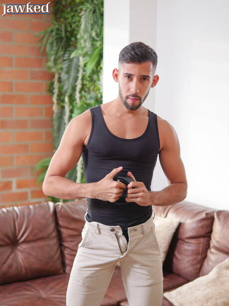 Sterke man Rem Dimartinz kleedt zich uit en laat zijn hete kont zien