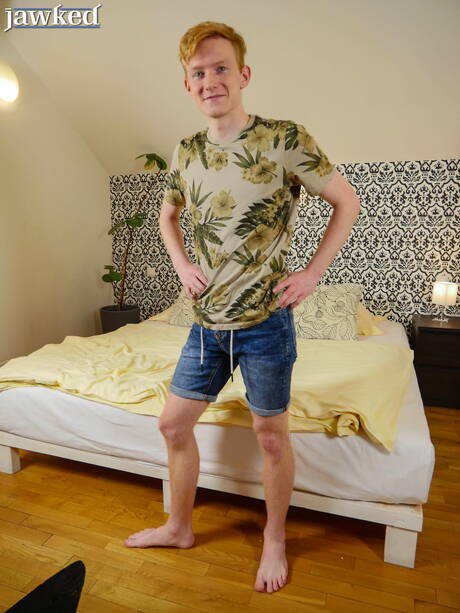 Der schöne Junge Tom Malone posiert nackt und zeigt seinen Hintern