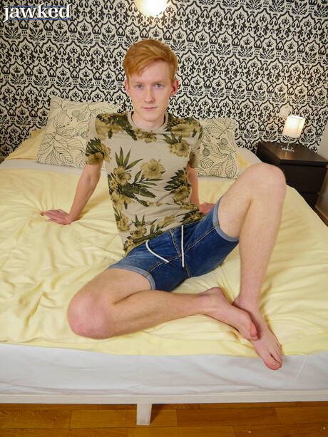 Der schöne Junge Tom Malone posiert nackt und zeigt seinen Hintern