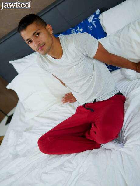 Latijns-Amerikaanse twink Javi Xisco poseert naakt en laat zijn hete kont zien