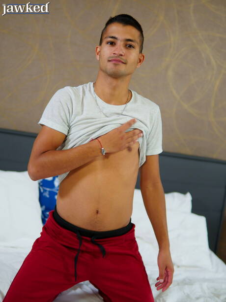 Latijns-Amerikaanse twink Javi Xisco poseert naakt en laat zijn hete kont zien