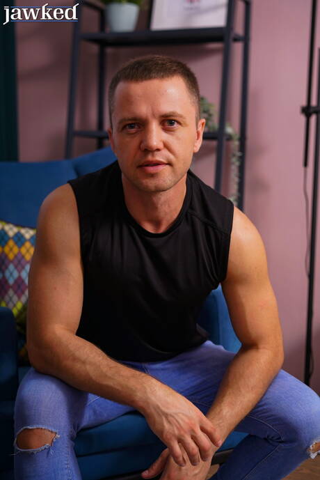 Bull Dan Digiron spielt mit Schwanz