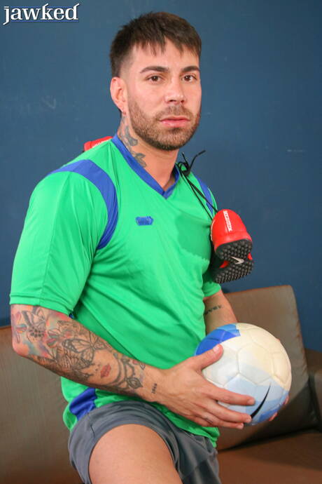 Latin strong bull Lean Eze jack off his dick