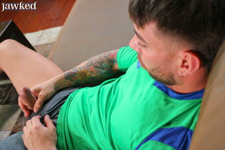 Łaciński silny byk Lean Eze masturbuje się ze swojego fiuta