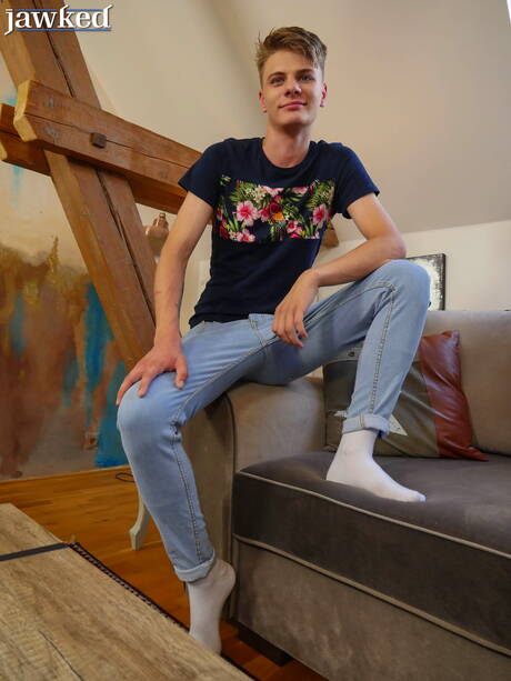 Der schöne Junge Kieran Karlsson posiert nackt und zeigt einen schönen Hintern