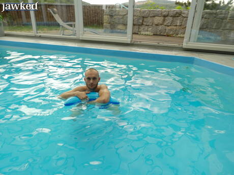 Der reife tschechische Bär Donnie Marco posiert nackt am Pool