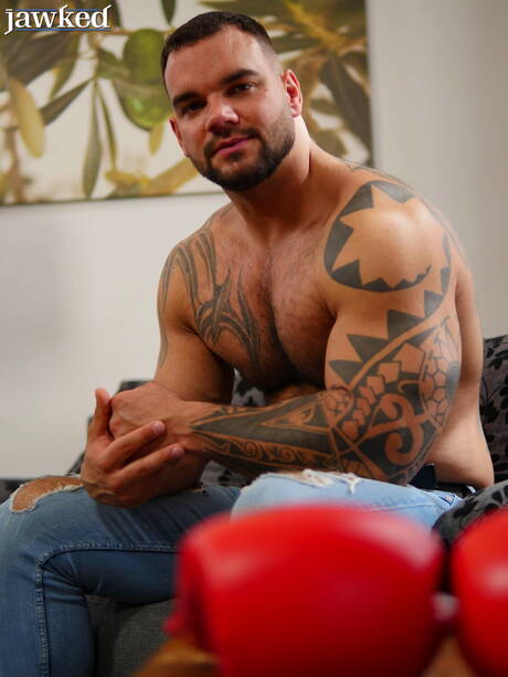 ブル・イヴァン・ケルクが鍛え抜かれた体を披露