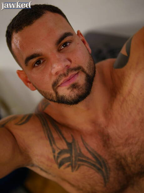 ブル・イヴァン・ケルクが鍛え抜かれた体を披露