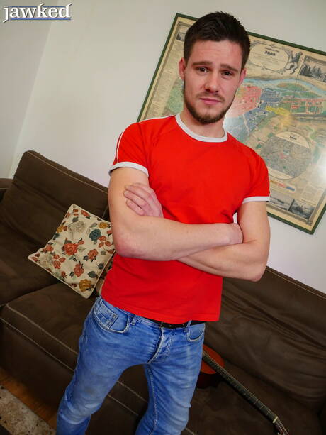 肌肉發達的加里瓊斯裸體擺姿勢，露出臀部