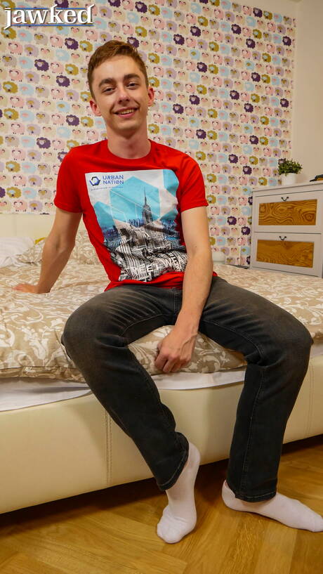 小男孩傑克·弗林脫衣服，露出漂亮的屁股