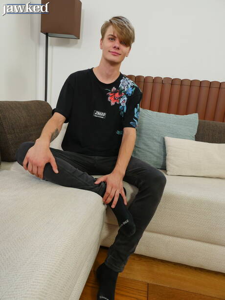 Twink Kieran Karlsson zieht sich aus und zeigt einen schönen Arsch